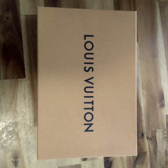 RARE LIMITED EDITION 100% AUTHENTIC LOUIS VUITTON POPPY FLOWER T-SHIRT WITH BOX! - Picture 2 of 12